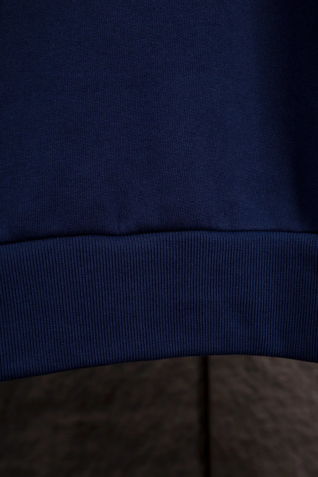 P280 Actual photo [Popular new product] Style number: 25119# Color: Navy blue/off-white Size: S to ✅ - Reactive fixed-dye D65 raw cotton double herringbone belt with wide and narrow divisions ✅ - Rejection of overlays, single-color single version, precision embroidery ✅ - RL/25 autumn and winter new product 20 commemorative badge embroidered mascot sweatshirt, deconstructed half-open chest, different from the regular classic version, high-end and outstanding, built-in contrasting reactive dyed D65 raw cotton double herringbone belt, cloud-like heavy fleece bottom with autumn and winter attributes, really comfortable, cloud-like comfort, loose fit Available in two colors, can be made as a couple model, highly recommended